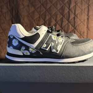 New Balance black sneakers in Big Kids size 7 (fits like an 8 1/2 women’s